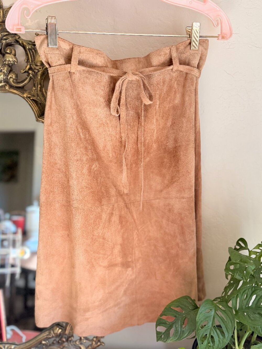 2000's Vintage 100% Suede Leather Isaac Mizrahi Skirt – Y2K Soft Tan